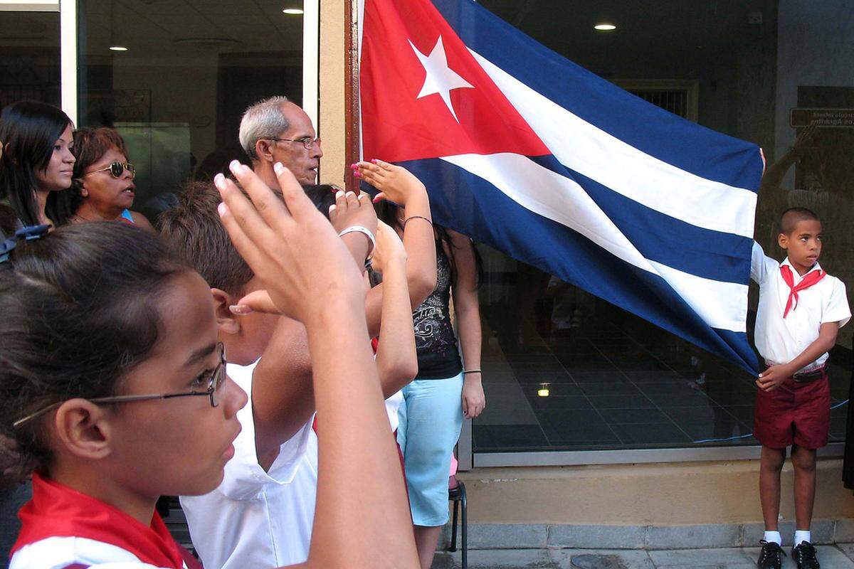 Patriotische Gefühle soll der erste Schultag in Havanna wecken: die Flagge darf die kubanische Flagge nicht fehlen.