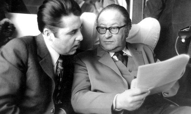 Heinz Fischer und Bruno Kreisky im Zug auf einer Wahlkampfreise Richtung Westen, ca. 1970.