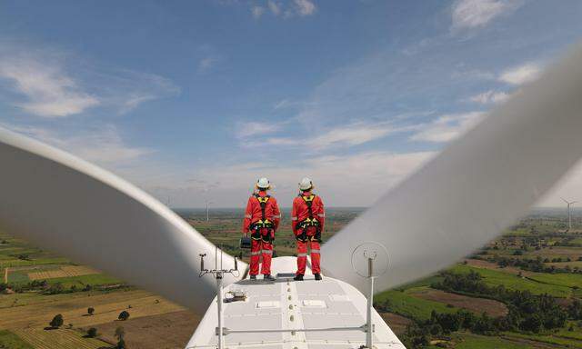 In Europa und den USA warten Wind- und Solarprojekte mit 1500 Gigawatt Leistung auf einen Netzanschluss. 