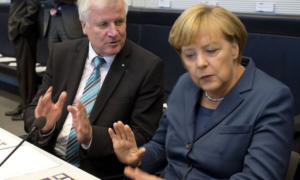 Archivbild: Horst Seehofer (links) macht Kanzlerin Merkel Druck. Eine Regierung solle zügig gebildet werden.
