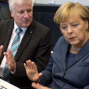 Archivbild: Horst Seehofer (links) macht Kanzlerin Merkel Druck. Eine Regierung solle zügig gebildet werden.