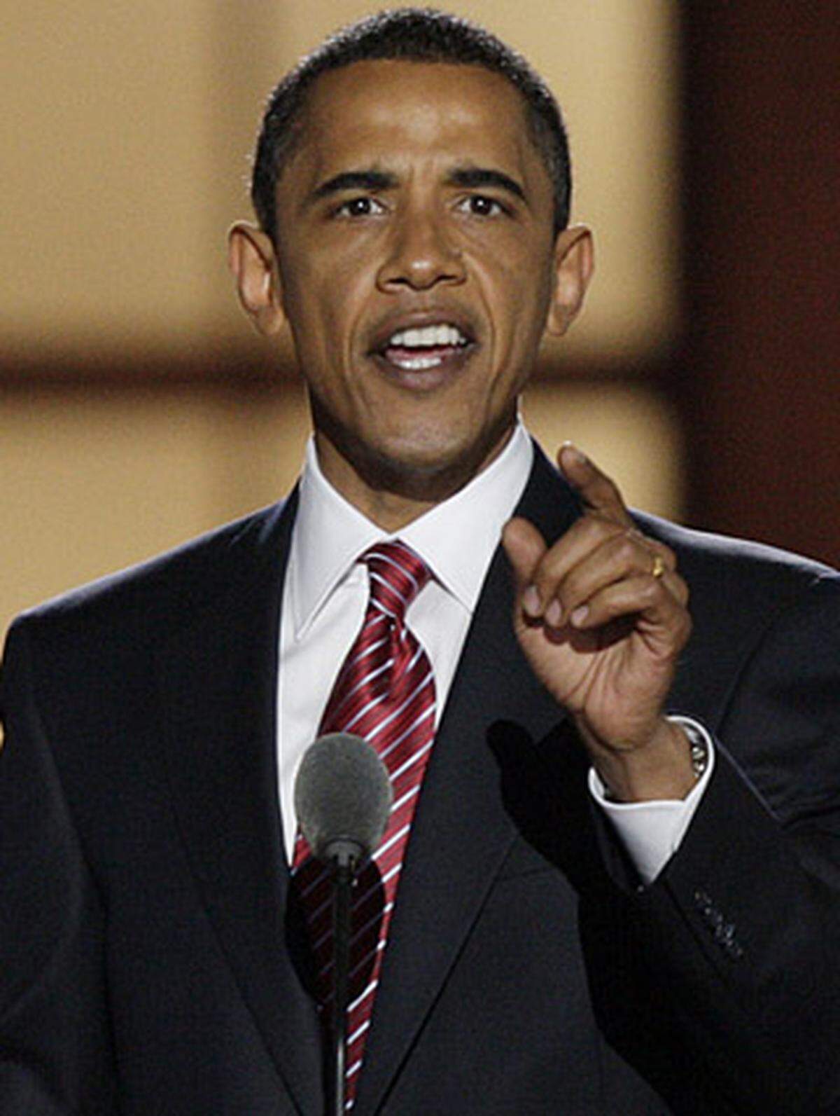 Bereits Ende 2002 kritisiert Obama den bevorstehenden „dummen Krieg“ gegen den Irak. 2004 überzeugt er bei der Democratic National Convention in Boston erstmals mit seinem Redetalent: „Es gibt kein liberales und kein konservatives, kein schwarzes und weißes Amerika. Es gibt nur die Vereinigten Staaten von Amerika“. Im Jänner 2005 zieht er in den US-Senat ein.