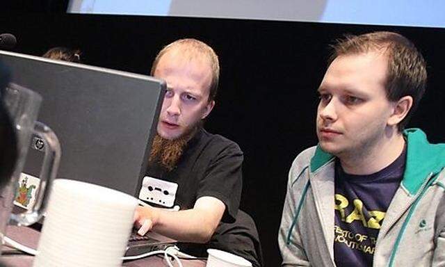 Gottfrid Svartholm Varg und Peter Sundin (rechts) von The Pirate Bay im Verhandlungssaal
