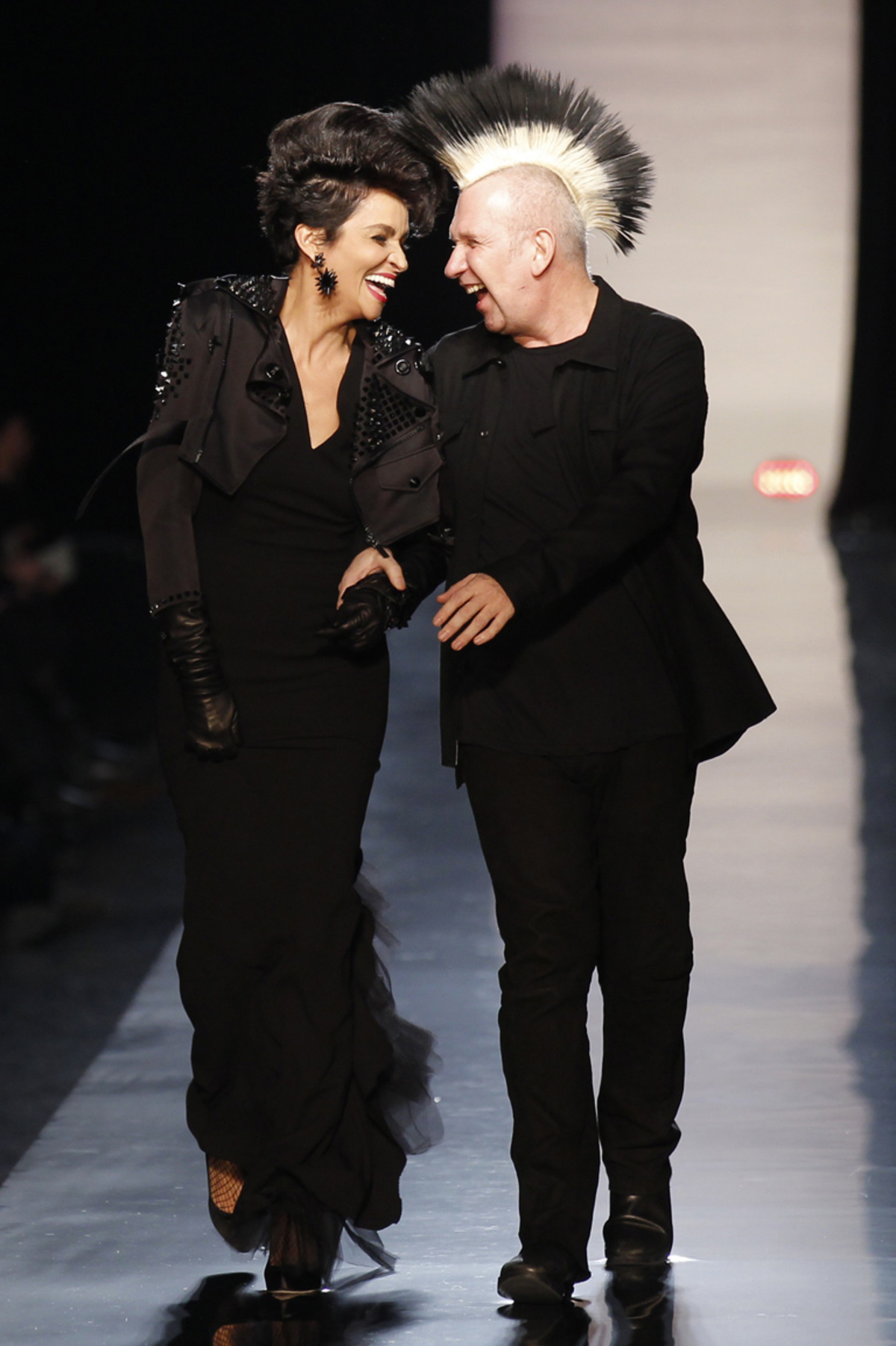 Für Jean Paul Gaultier ist "Punk not dead". Das möchte er zumindest mit seiner Haute Couture demonstrieren.