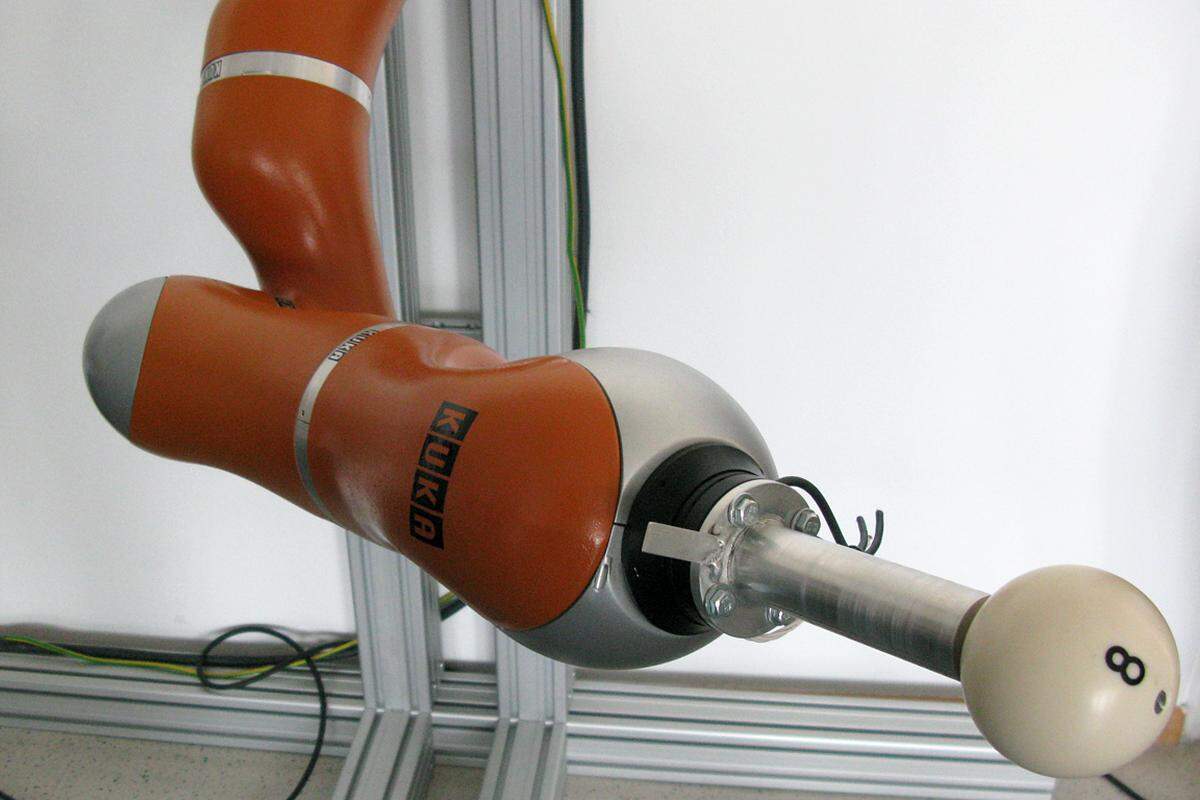 Dass ein Roboter auch "nachgeben" kann, zeigt die Demonstration eines Armdrück-Roboters.