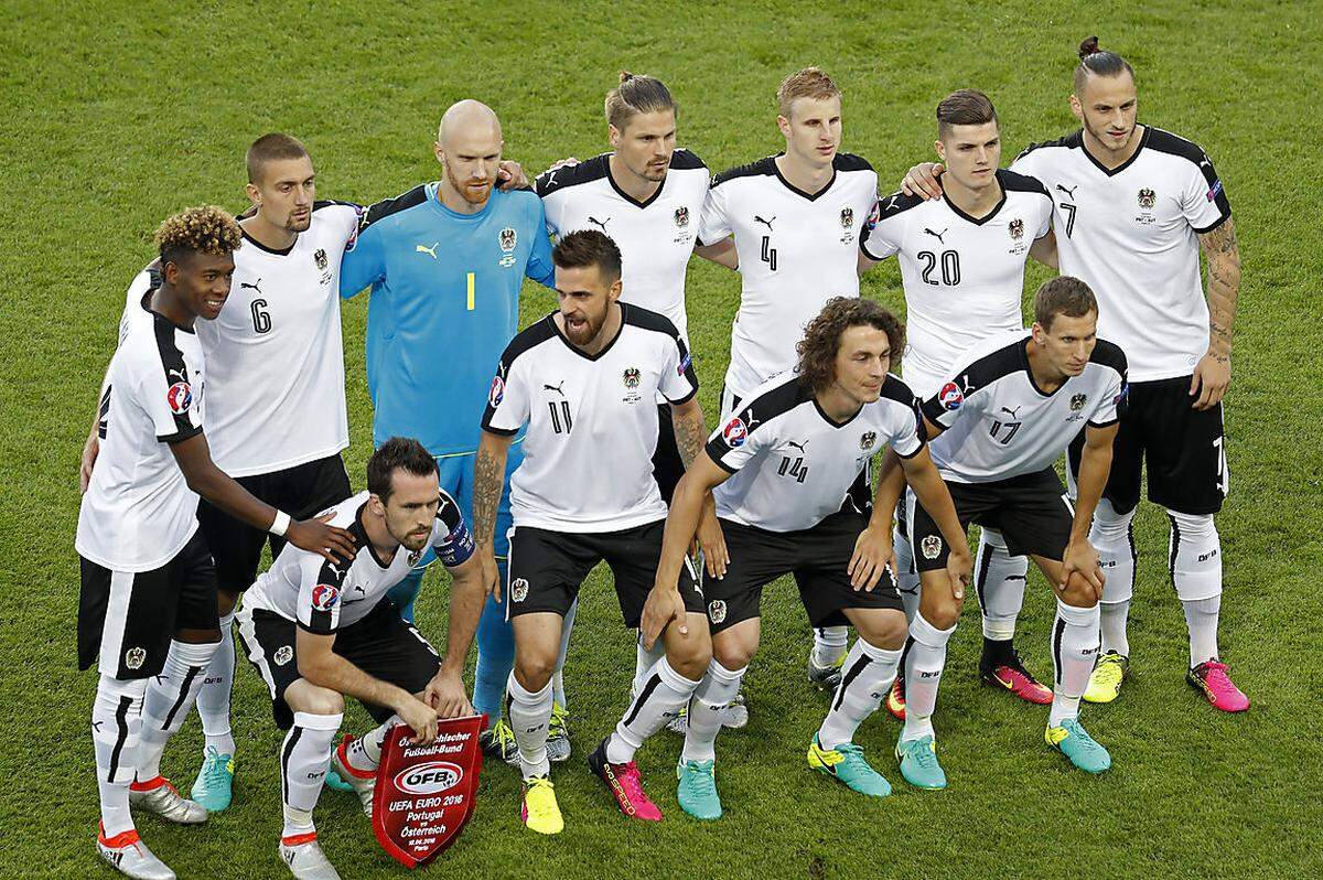 Österreich startete ohne Stürmer Marc Janko ins zweite Spiel, dafür kam Marcel Sabitzer zum Zug. Statt des verletzten Spielmachers Zlatko Junuzovic lief Stefan Ilsanker auf, und der gesperrte Aleksandar Dragovic wurde durch Sebastian Prödl ersetzt.