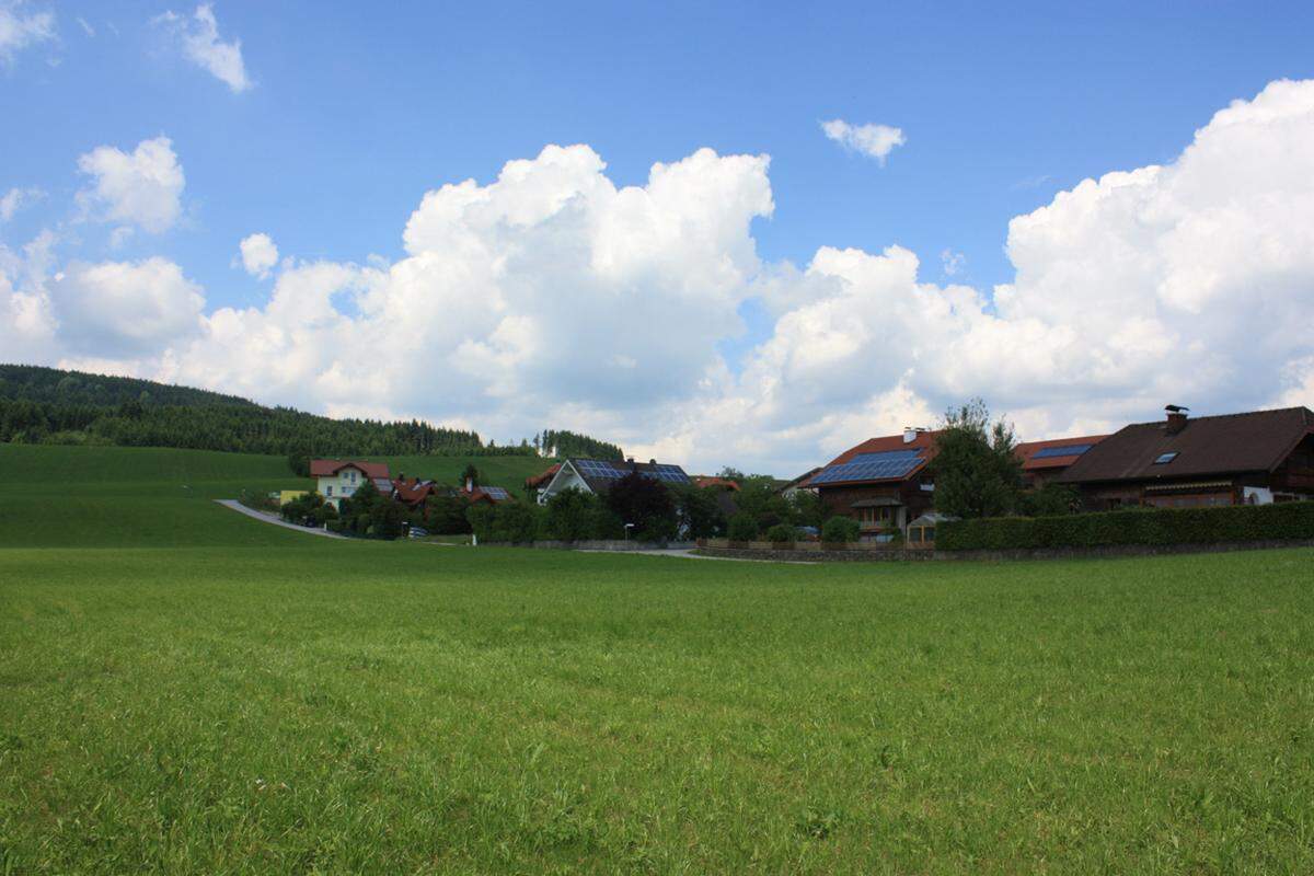 Saftig grüne Wiesen, duftende Nadelwälder und fast menschenleere Straßen: Auf den ersten Blick würde man in dem beschaulichen Dorf nicht meinen, dass hier die Energiewende mitgestaltet wird. Doch wie auf einer Zusatztafel beim Ortsschild zu lesen ist, ist Köstendorf eine "Smart Grids Modellgemeinde". >> Zum Artikel der Printausgabe. Von Susanne Lehrner