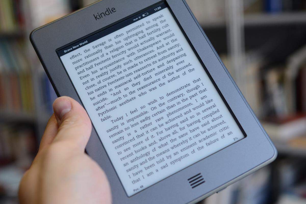 Amazon hat sich als der Platzhirsch der eBook-Branche entwickelt. Der Kindle Touch war zuerst nur in den USA erhältlich, ist nun aber auch mit deutschsprachiger Menüführung hierzulande erhältlich. Das stabile und griffige Gehäuse vermittelt einen soliden Eindruck, allerdings macht sich das auch beim Gewicht (213 Gramm) bemerkbar.