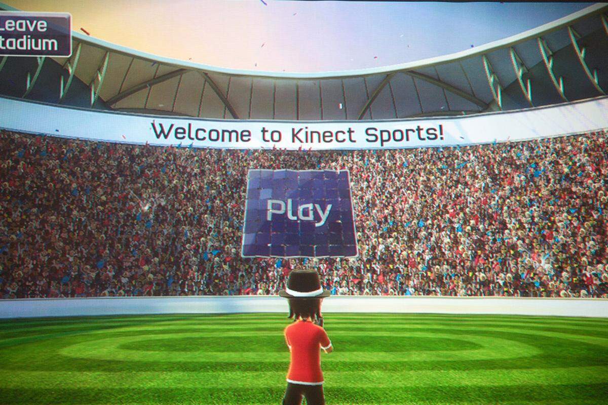 Let the Games begin. Mit "Kinect Sports" hat Microsoft jetzt auch seinen halbernsten Sport-Ableger für Bewegungssteuerungen. Gleich zu Beginn kann man das Publikum im Stadium mit der Hand zur Welle animieren, oder per Klatschen im Rythmus zum Mitmachen bewegen.