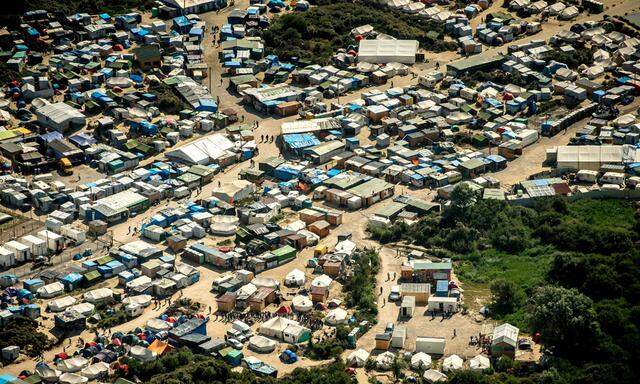 Das illegale Flüchtlingslager bei Calais wächst ständig. Räumungen hatten bisher nur vorübergehende Wirkung.  