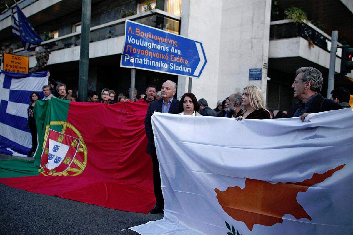 In Athen werden die Flaggen der sogenannten Krisenländer präsentiert - eine Solidaritätskundgebung.