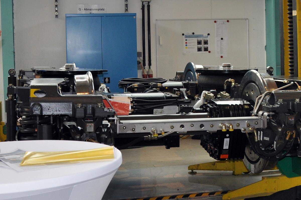 Nachdem bereits fleißig am Wagenkasten gearbeitet wird, ist jetzt auch das erste Drehgestell im Siemens-Werk Graz fertiggestellt worden. Für den ÖBB "Cityjet" wurde eine spezielle luftgefederte Drehgestellvariante entwickelt, die hervorragenden Fahrkomfort und hohe Zuverlässigkeit bieten wird.