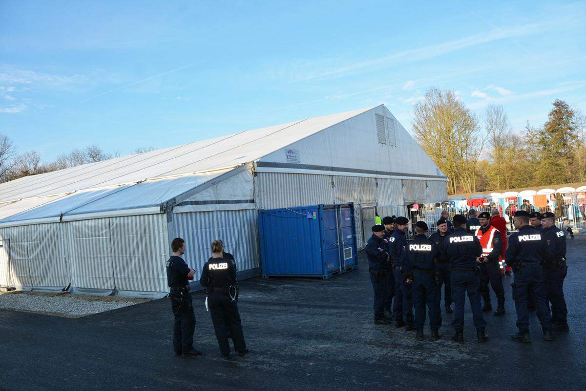 An fünf Grenzübergängen zwischen Österreich und Deutschland werden Flüchtlinge von einem Land ans andere übergeben. Einer davon ist Braunau - Simbach. Nun wurde dort ein großes Zelt in Betrieb genommen. Lokalaugenschein von Rosa Schmidt-Vierthaler.