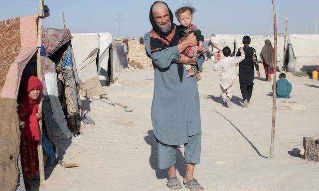 Abdulmohammed (52) haust mit seiner neunköpfigen Familie in Camp Dedodi nahe Masar-i-Sharif unter schrecklichen Umständen. 