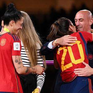 Luis Rubiales mit Jennifer Hermoso bei der Siegerehrung nach dem gewonnenen WM-Titel für Spanien.