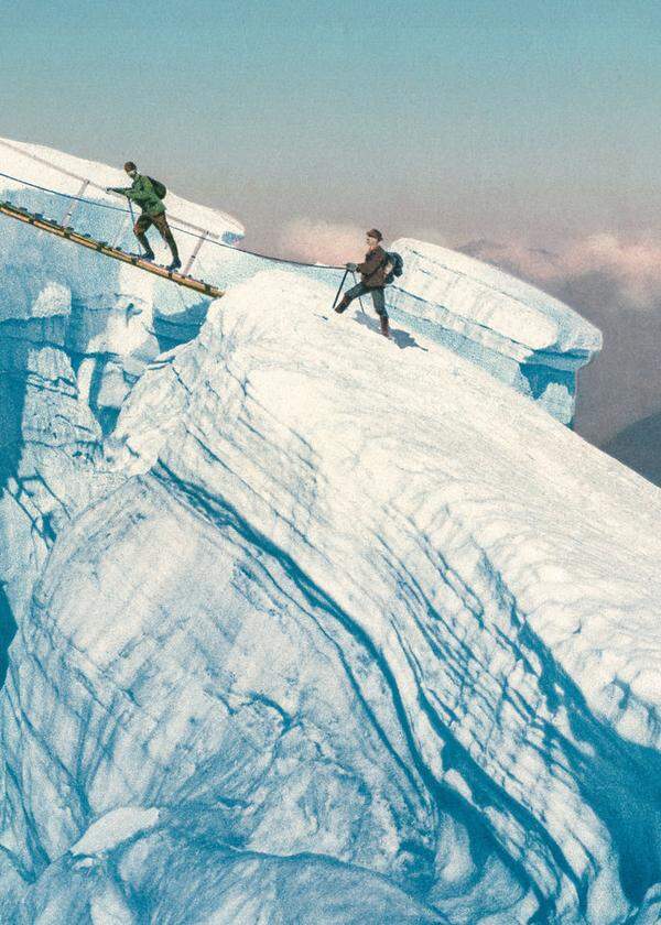 „Grauenhafter Blick in die azurblaue Tiefe.“ Überquerung einer Gletscherspalte 1905 am Mer de Glace (Mont-Blanc), damals ein Abenteuer voller Schrecken. 