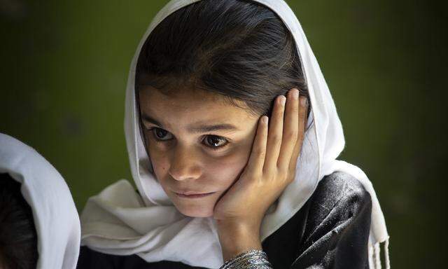 Die Taliban schränken die Rechte der Frauen in Afghanistan weiter ein. Geschieht dies jetzt, weil die Welt auf die Ukraine blickt? 