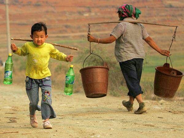 Bis zu 700 Millionen Chinesen haben keinen Zugang zu sauberem Trinkwasser, denn nur ein geringer Anteil der Abwässer wird geklärt.70 Prozent der Flüsse und 90 Prozent der städtischen Gewässer sind mittlerweile beträchtlich mit Schadstoffen belastet.