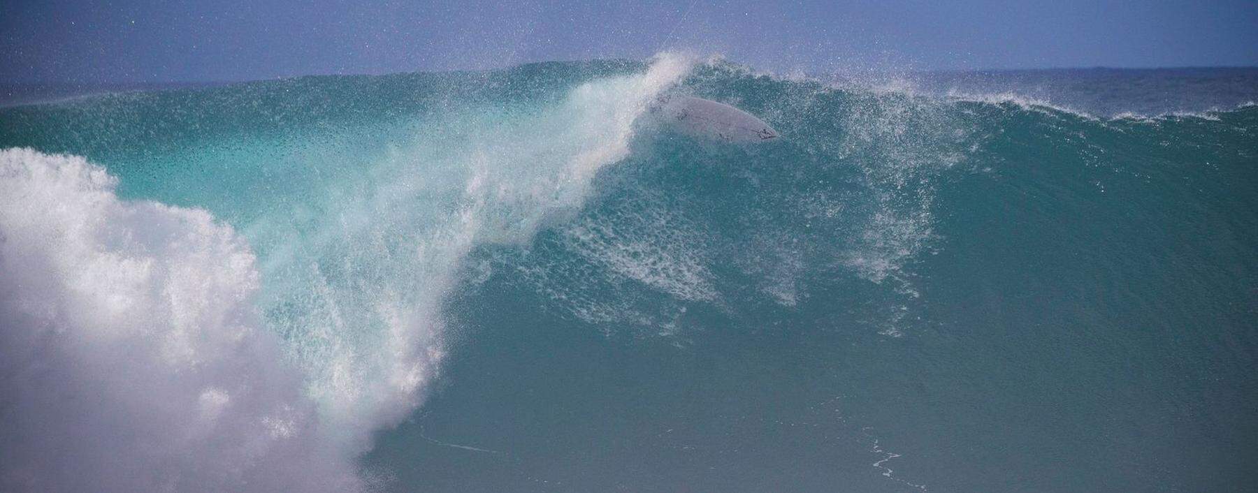 TOPSHOT-HAWAII-SURFING-PIPELINE