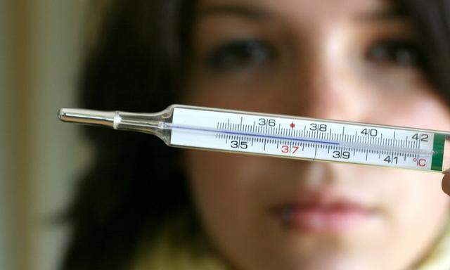 Junge Frau mit Fieberthermometer