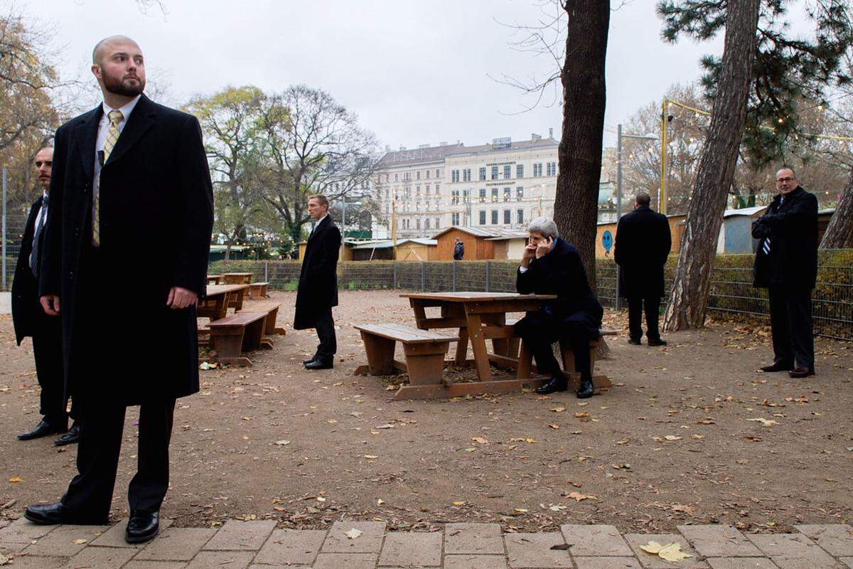 Weltpolitik im Park: US-Außenminister John Kerry telefonierte am Sonntag umringt von Sicherheitskräften am Karlsplatz mit seinem kanadischen Amtskollegen John Baird. Der Chefdiplomat hatte sich auf dem Adventmarkt die Beine vertreten.