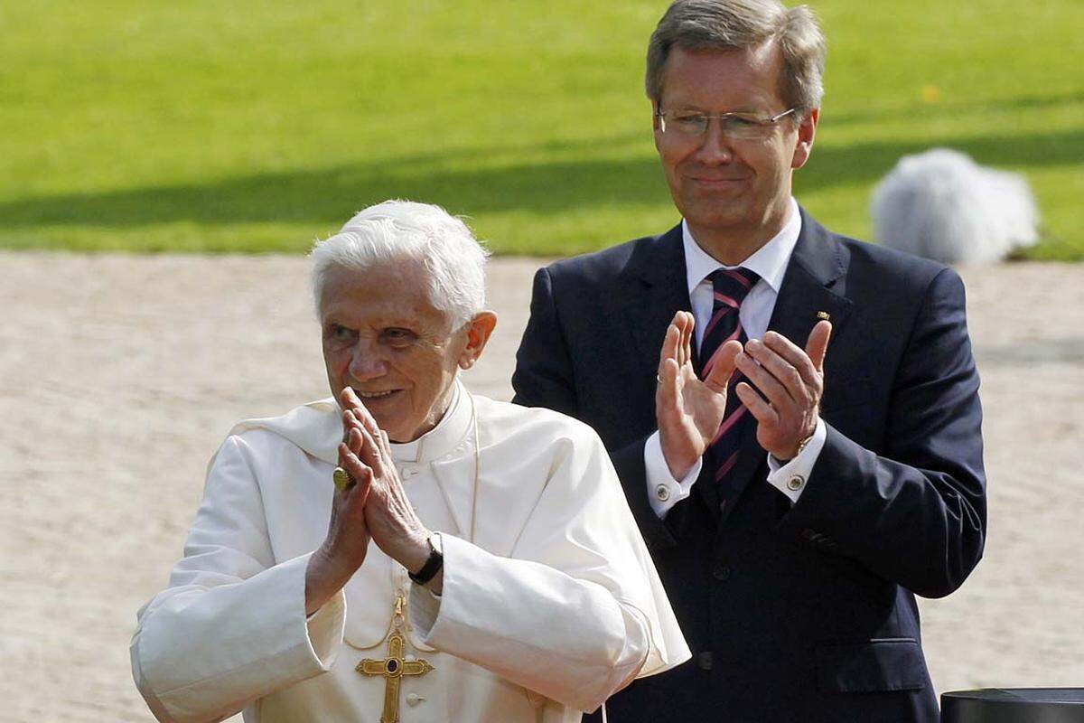 Am Flughafen wurden der Papst von Bundespräsident Christian Wulff begrüßt. Bei einem Empfang mit 1000 Gästen im Schloss Bellevue sagte Wulff: "Willkommen zu Hause, Heiliger Vater."