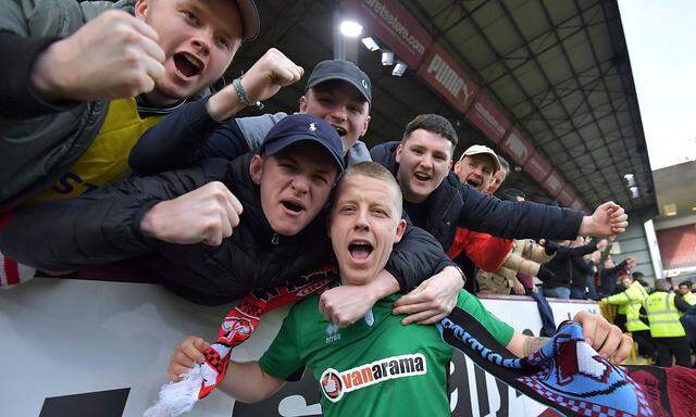 Lincoln-Spieler jubelt mit Fans