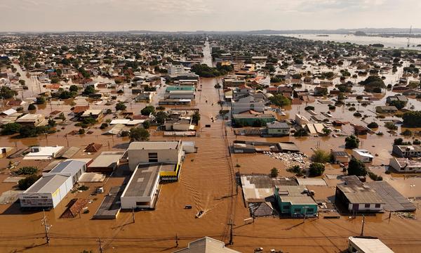 Eine Drohnenaufnahme zeigt Boote mit Freiwilligen, die in der überfluteten Nachbarschaft von Mathias Velho in Canoas im brasilianischen Bundesstaat Rio Grande do Sul nach Menschen suchen, die in Häusern eingeschlossen sind.
