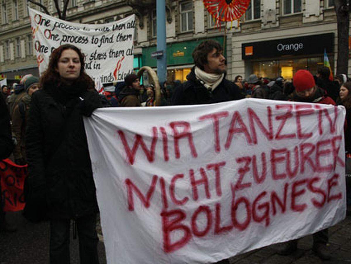 Sprachwissenschafts-Student Jakob (Mitte) will zeigen "dass wir uns nicht alles gefallen lassen". Ob "Bologna Geschichte" wird, wie das die Demo fordert? "So naiv bin ich nicht", sagt Jakob. Eine andere Umsetzung wäre aber wünschenswert.