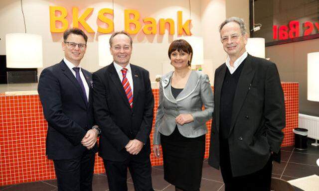 Begrüßten die rund 250 Gäste in der neuen BKS Bank Direktion Wien – v.l.n.r. Direktor Thomas Litschauer, Direktor Gunnar Haberl, Vorstandsdirektorin Herta Stockbauer, Richard Kriesche.