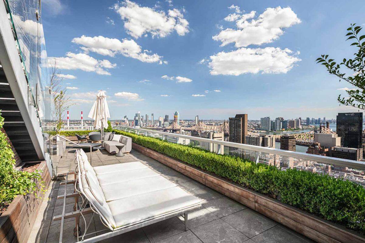 Das zweistöckige Penthouse liegt an der Spitze eines 30-stöckigen Gebäudes an der Upper East Side, einem edlen Wohnviertel in New York.