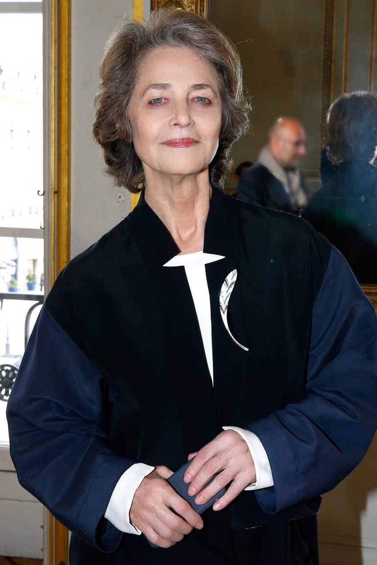 Charlotte Rampling interessierte sich für die neue Schmuckkollektioin von Bucheron.