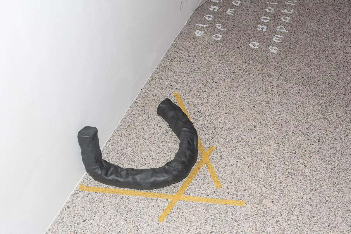 Barbara Kapusta's bracket can be converted into her material, sometimes it is an object made of ceramic, sometimes it appears digitally animated in a video work.