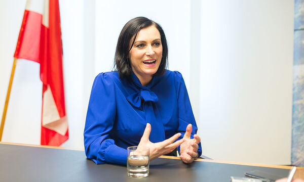 Elisabeth Köstinger will lieber „bäuerliche Familienbetriebe“ als „riesige Agrarfabriken“.