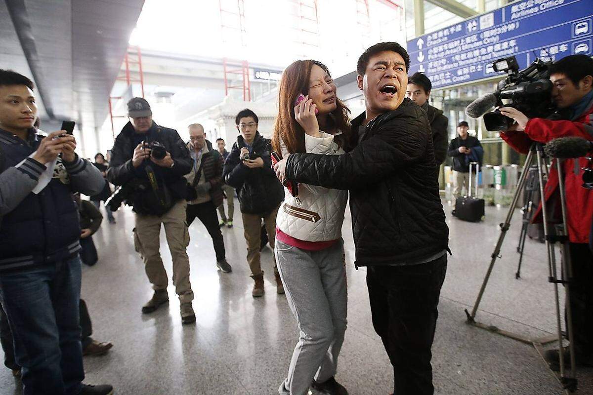 Der Flug MH370 der Malaysian Airlines startet um 0:41 Uhr (MEZ 17:41) von Kuala Lumpur nach Peking. An Board der Boeing 777-200 befinden sich 227 Passagiere und zwölf Crew-Mitglieder. Gegen 1:30 Uhr bricht der Funkkontakt zu dem Flugzeug ab. Die letzte Position wurde über dem Ozean auf halber Strecke zwischen Malaysia und Vietnam geortet. Es wird von einem Absturz der Maschine ausgegangen, aber es gab kein Notsignal. Experten halten eine Explosion für möglich. Angehörige warten verzweifelt auf Pekings Flughafen auf Informationen. Schiffe und Flugzeuge aus China, Vietnam, Malaysia, Singapur und den Philippinen nehmen die Suche auf. Der Österreicher Christian Kozel, der laut ersten Angaben an Board sein soll, befindet sich in Österreich. Sein Pass war zwei Jahre zuvor in Thailand als gestohlen gemeldet worden. Sein Pass und jener des Italieners Luigi Maraldi wurden von anderen Personen benutzt. Die gestohlenen Pässe mehren Spekulationen über einen Terrorakt. Vor Vietnam entdecken die Behörden eine 15 km langen Ölteppich.
