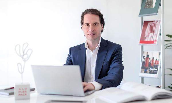Johannes Steurer ist seit Jänner 2022 CEO der Aluflexpack-Gruppe und stand davor zehn Jahre lang dem Unternehmen als Finanzchef vor. Der Österreicher hat in Wien und Singapur Betriebswirtschaftslehre studiert und ist Chartered Financial Analyst®.