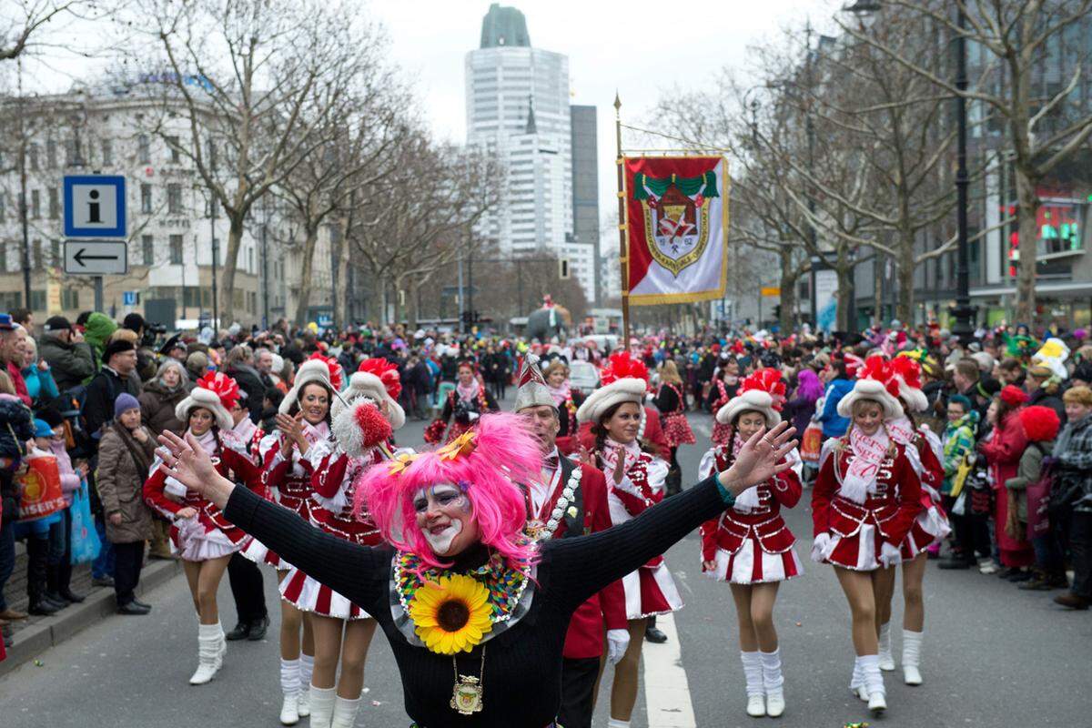 Auch in Berlin ziehen verkleidete Freunde des Karnevals durch die Straßen. "Hei-Jo" ist hier der richtige Faschingsruf.