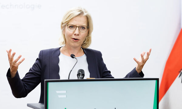 Der Klimabonus geht in die Erbmasse über, eine etwaige freiwillige Rückzahlung sei nicht möglich, erklärt Umweltministerin Leonore Gewessler.
