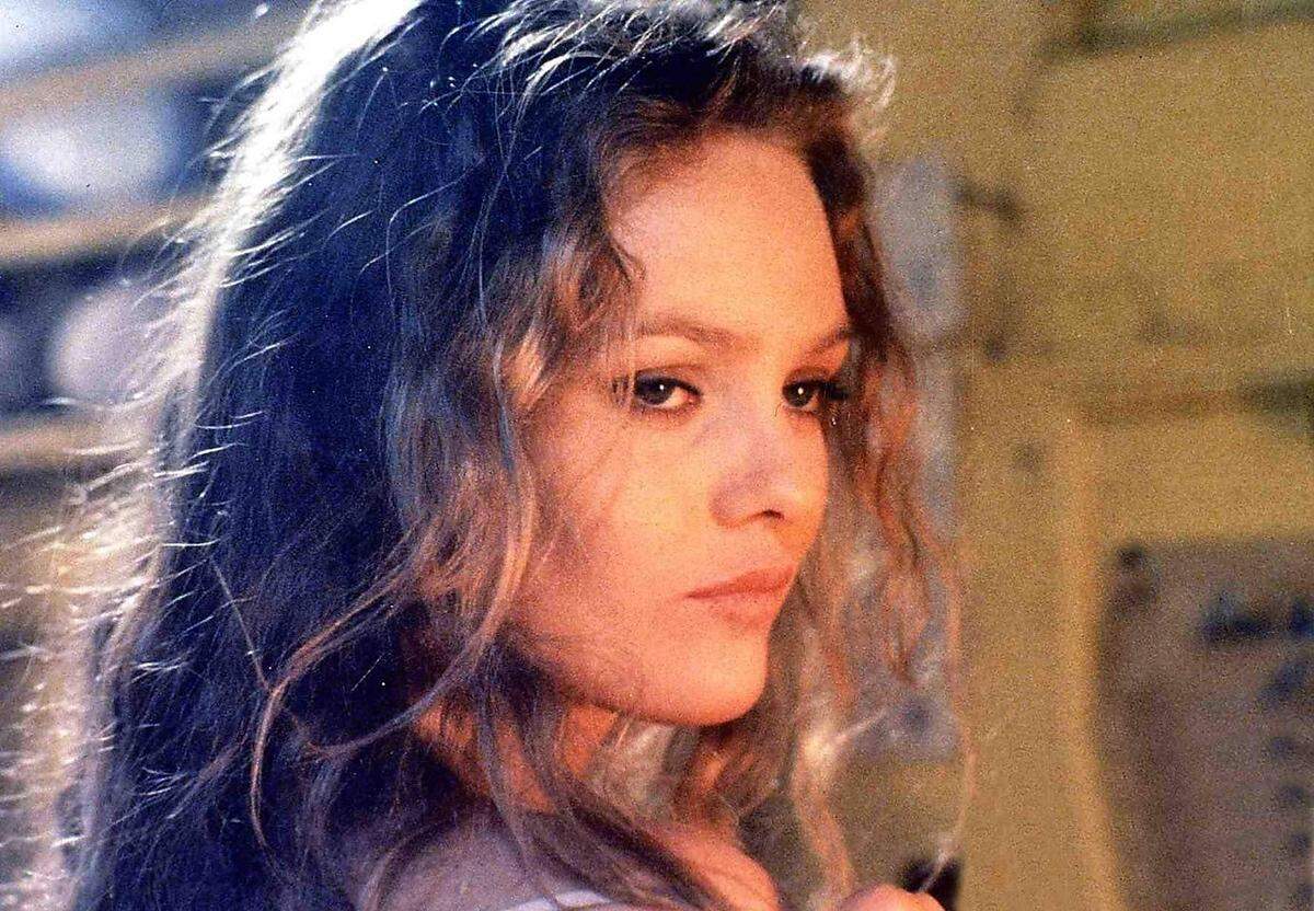 Geerbt haben dürfte Depp die Frisur übrigens von ihrer Mama, der Musikerin und Schauspielerin Vanessa Paradis: Deren Signature-Frisur ist seit jeher eine sanft gewellte Mähne.