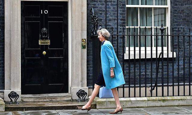 Archivbild. Theresa May vor ihrem künftigen Amtssitz, der Downing Street Nr 10 in London.