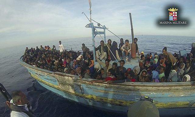 Ein Bild der italienischen Behörden, das am 4. Mai veröffentlicht wurde. Der Flüchtlingsstrom aus Libyen reißt nicht ab.