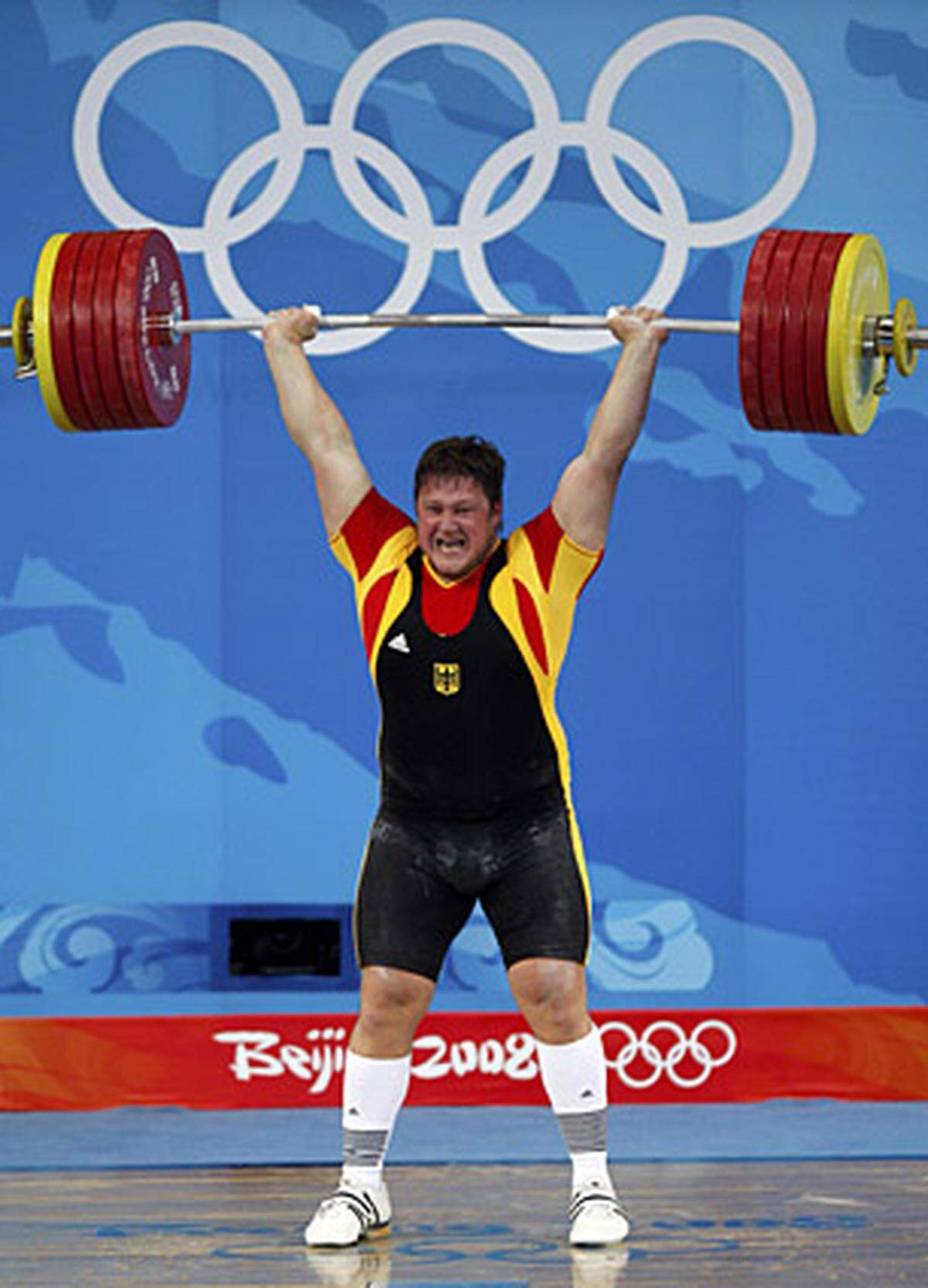 Mit einer Zweikampfleistung von 461 Kilogramm distanzierte der Neo-Deutsche den Russen Jewgenij Schigischew um ein Kilo und gewann Gold in der höchsten Klasse des Gewichthebens.