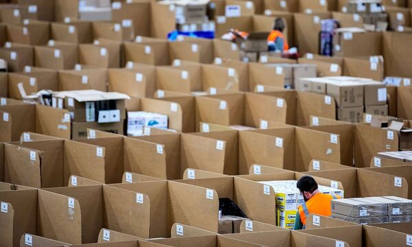 Auch EU-Kommission untersucht die Praktiken von Amazon (im Bild ein Logistikzentrum im deutschen Rheinberg). 