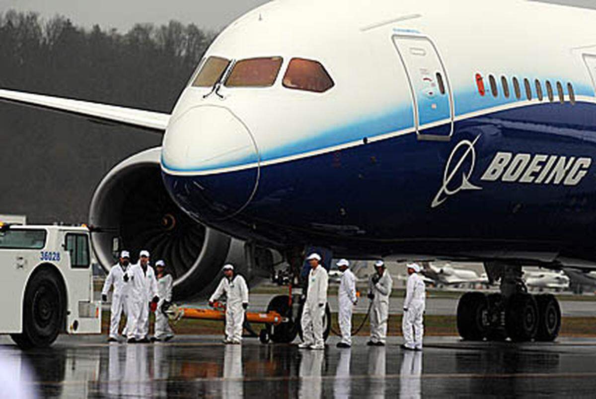Die 787 ist Boeings Antwort auf den Airbus A380, das größte Passagierflugzeug der Welt. Boeing hatte sich entschieden, nicht ein Konkurrenzmodell zu bauen, sondern setzt auf ein mittelgroßes Modell mit hoher Reichweite.