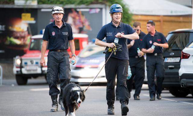 Wenige Minuten nach dem teilweisen Hauseinsturz bereits im Einsatz: die freiwilligen Einsatzkräfte des Katastrophenhilfsdienstes der Wiener Feuerwehr.