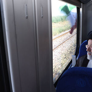 Irans Präsident Raisi bei der Eröffnung einer wichtigen Bahnstrecke.