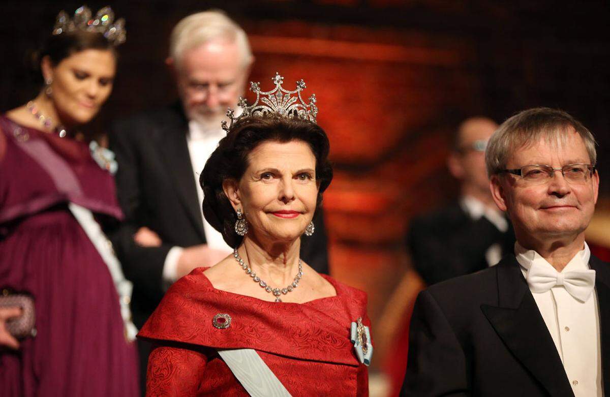 Royalen Glanz brachte das schwedische Königshaus zum Bankett, Königin Silvia zog mit dem Voristzenden der Nobelpreis-Stiftung, Carl-Hendrik Heldin, ein.