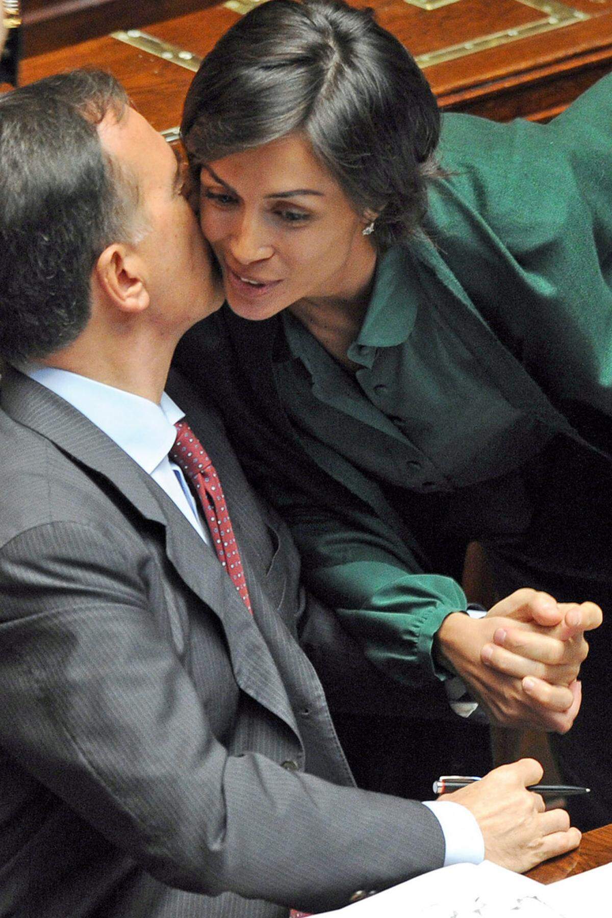 Auch ihre politische Karriere verdankt die Juristin dem Cavaliere. Für die Berlusconi-Partei wurde sie 2006 in die Abgeordnetenkammer gewählt, später wurde sie Ministerin für Gleichstellung. "Berlusconi wird in der Politik bleiben," sagt sie und stellt sich kämpferisch hinter ihren Chef.