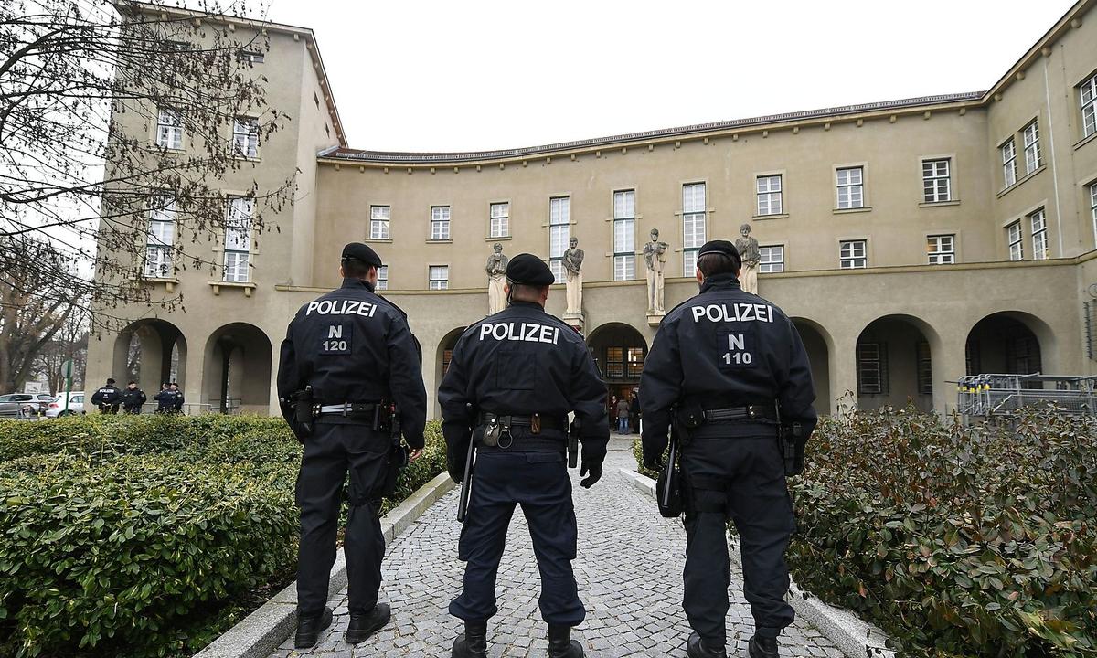 Die Polizei sperrte das Gerichtsgebäude großräumig ab, um Aktionismus aus dem Bereich der Staatsverweigerer vorzubeugen.