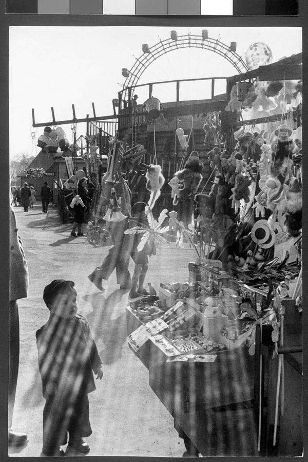 „Leben im Wiener Prater“. Die Aufnahme stammt aus dem Jahr 1954, ein Jahr später nahm Erich Lessing das einzige Foto des Staatsvertrag-Balkons aus der Menge auf. Bilder von ihm werden neu in die Schau aufgenommen.